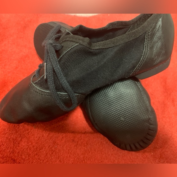 Capezio jazz shoe has soft durable leather for comfort. Fits girls and boys. - Picture 4 of 8